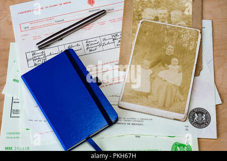 Sammlung von Geburt, Heirat, Tod Zertifikate & ein Notebook mit einigen alten Fotografien für die Ahnenforschung, England, Großbritannien Stockfoto