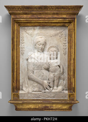 Madonna und Kind. Vom: C. 1475/1478. Maße: Gesamt: 84 x 56 cm (33 1/8 x 22 1/16 in.) gerahmt: 115,6 x 86,4 x 12,7 cm (45 1/2 x 34 x 5 in.). Medium: Marmor. Museum: Nationalgalerie, Washington DC. Autor: Antonio Rossellino. Stockfoto