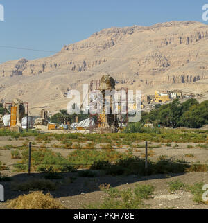 Die Kolosse von Memnon, zwei massiven steinernen Statuen des Pharao Amenophis III, an der Thebanischen Nekropole in Luxor, Ägypten, Afrika Stockfoto