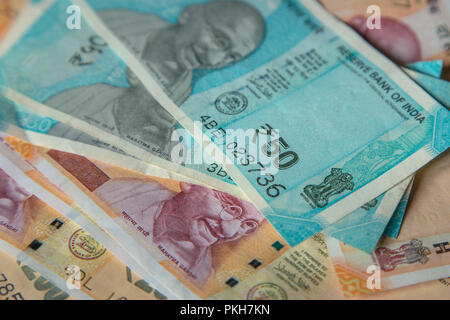 Die Marke neue indische Währung Banknoten von 50 und 200 Rupien Stockfoto