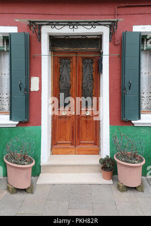 Retro House mit geschlossenen hölzerne Eingangstür und leere Blumentöpfe auf den Seiten Stockfoto