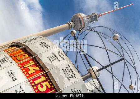 Die Weltzeituhr, auch als die Urania Weltzeituhr bezeichnet, ist in der Öffentlichkeit auf den Alexanderplatz in Mitte, Berlin, Deutschland. Stockfoto