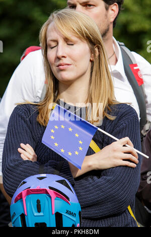 Pro EU-Befürworter + Demonstranten abgebildet sind, da sie sich auf die Reden während der Kundgebung + anti Brexit März in College Green, Bristol 14/07/2016 hören Stockfoto