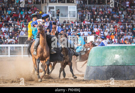 See Issyk-Kul, Kurgyzstan, 7. September 2018: Spiel des Kok - boru Stockfoto