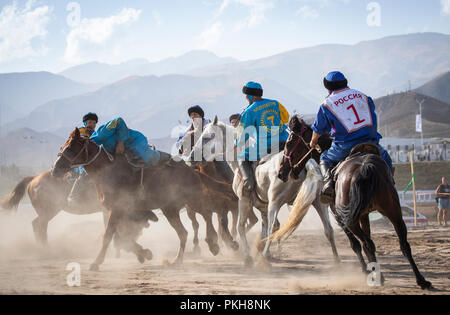 See Issyk-Kul, Kurgyzstan, 7. September 2018: Spiel des Kok - boru Stockfoto