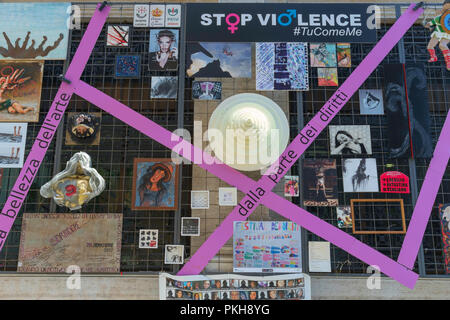 Poster und Bilder an der Wand in Genua, Italien, zur Unterstützung der Kampagne zum Stopp der Gewalt gegen Frauen. Stockfoto