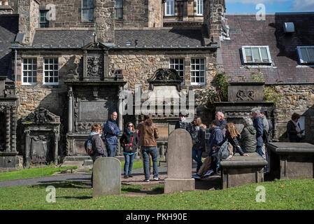 Ein Rundgang durch das Grab von John Gray, der Meister der Joybergman von Bobby, in der greyfriars Kirkyard, Edinburgh, Schottland, Großbritannien. Stockfoto