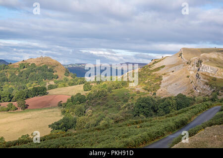 Die Kalkfelsen der Eglwyseg Escarpment über dem Tal von Llangollen, Wales, Großbritannien Stockfoto