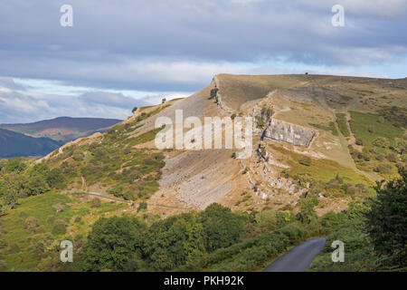 Die Kalkfelsen der Eglwyseg Escarpment über dem Tal von Llangollen, Wales, Großbritannien Stockfoto