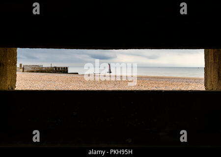 Die Ansicht von Roggen Strand aus dem 2. Weltkrieg Bunker an der Südküste von England. 30. August 2018 Stockfoto