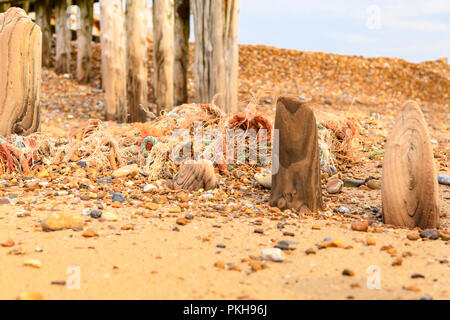 Angeln angeschwemmte Unrat am Strand von Rye Bay, East Sussex, England. 30. August 2018. Stockfoto