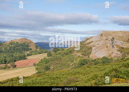 Die Kalkfelsen der Eglwyseg Escarpment über dem Tal von Llangollen, Wales, Großbritannien Stockfoto