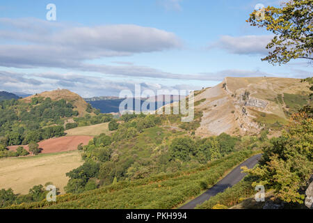 Die Kalkfelsen der Eglwyseg Escarpment über dem Tal von Llangollen, Wales, Großbritannien Stockfoto