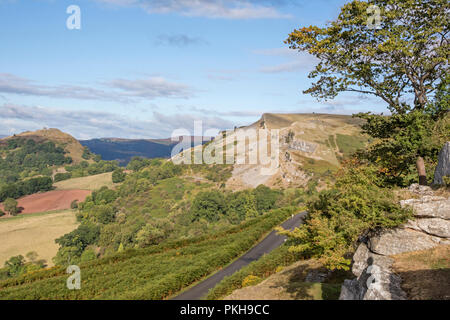 Die Kalkfelsen der Eglwyseg Escarpment über dem Tal von Llangollen, Wales, Großbritannien Stockfoto