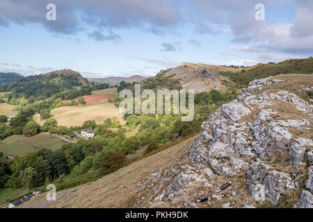 Die Kalkfelsen der Eglwyseg Escarpment über dem Tal von Llangollen, Wales, Großbritannien Stockfoto