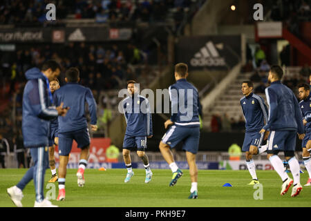 BUENOS AIRES, ARGENTINIEN - September 2017 - Lionel Messi arbeiten ouyt mit seinen Mannschaftskameraden, bevor das Spiel beginnt Stockfoto