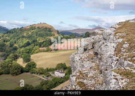 Die Kalkfelsen der Eglwyseg Escarpment über dem Tal von Llangollen, Wales, Großbritannien Stockfoto