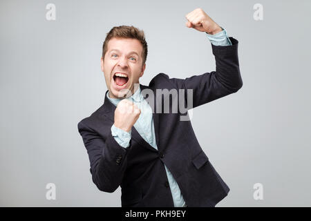 Glückliche Gewinner Konzept. Emotionale kaukasischen Mann im Anzug ist froh und glücklich, weil er eine Menge Geld gewonnen. Stockfoto