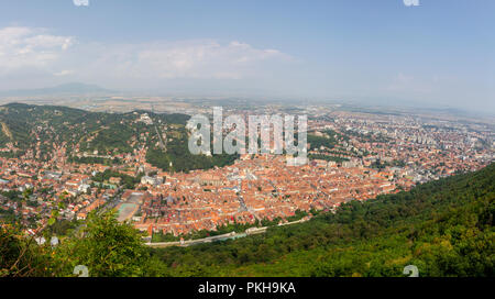 Panoramablick auf Brasov aus Tâmpa, Brasov, Rumänien. (Bild zusammen aus mehrere Bilder in der Post Production genäht) Stockfoto