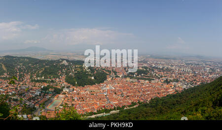 Panoramablick auf Brasov aus Tâmpa, Brasov, Rumänien. (Bild zusammen aus mehrere Bilder in der Post Production genäht) Stockfoto