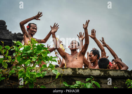 BALI, Indonesien - Januar 22, 2018: Traditioneller Balinesischer Kecak Tanz in Uluwatu Tempel am Januar 22, 2018 Bali, Indonesien Stockfoto