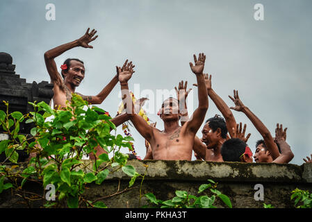 BALI, Indonesien - Januar 22, 2018: Traditioneller Balinesischer Kecak Tanz in Uluwatu Tempel am Januar 22, 2018 Bali, Indonesien Stockfoto