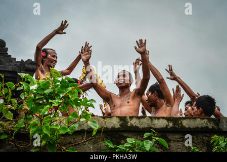 BALI, Indonesien - Januar 22, 2018: Traditioneller Balinesischer Kecak Tanz in Uluwatu Tempel am Januar 22, 2018 Bali, Indonesien Stockfoto