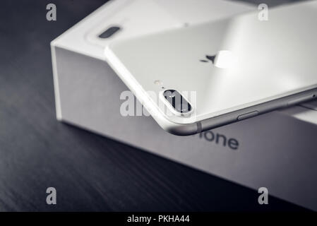Kiew, Ukraine - Januar 24, 2018: Ausgepackt neue Apple iPhone 8 Plus Silber auf Schwarz Holz- Hintergrund. IPhone 8 Plus erstellt wurde und durch die ein entwickelt Stockfoto