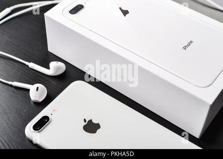 Kiew, Ukraine - Januar 24, 2018: Ausgepackt neue Apple iPhone 8 Plus Silber auf Holz- Hintergrund. IPhone 8 Plus wurde erstellt und entwickelt von den Apple i Stockfoto