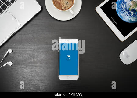 Kiew, Ukraine - Februar 6, 2018: Brand new Apple iPhone 8 plus Mit Linkedin App auf dem Bildschirm auf schwarz Schreibtisch mit Kopfhörer, MacBook Pro und iPad, t Stockfoto