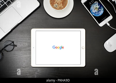 Kiew, Ukraine - Februar 6, 2018: Apple iPad Gold mit Google Suche App auf dem Bildschirm auf schwarz Schreibtisch, Ansicht von oben. Google Suche Anwendung ist die Sear Stockfoto