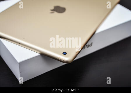 Kiew, Ukraine - Februar 6, 2018: Neue weiße Apple iPad Gold mit Box auf schwarzem Holz- Hintergrund closeup, der 7. Generation des iPad, entwickelt b Stockfoto