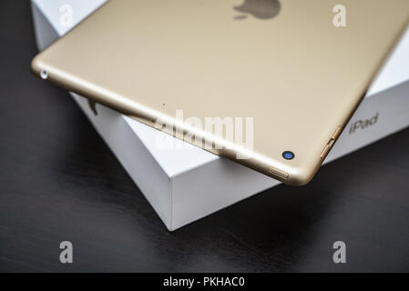 Kiew, Ukraine - Februar 6, 2018: Neue weiße Apple iPad Gold mit Box auf schwarzem Holz- Hintergrund closeup, der 7. Generation des iPad, entwickelt b Stockfoto