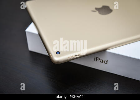 Kiew, Ukraine - Februar 6, 2018: Neue weiße Apple iPad Gold mit Box auf schwarzem Holz- Hintergrund closeup, der 7. Generation des iPad, entwickelt b Stockfoto