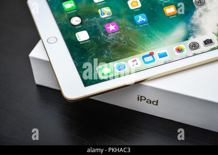 Kiew, Ukraine - Februar 6, 2018: Neue weiße Apple iPad Gold mit Box auf schwarzem Holz- Hintergrund closeup, der 7. Generation des iPad, entwickelt b Stockfoto