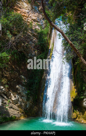 Wasserfall in der Neda. Die Neda ist ein Fluss im westlichen Peloponnes in Griechenland. Neda ist der einzige Fluss in Griechenland mit einem weiblichen Namen. Es fließt in Stockfoto