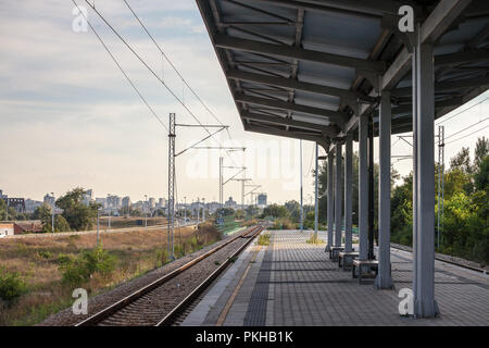 Plattform Unterschlupf in einem modernen Bahnhof auf einem Suburban elektrifizierten Strecke der S-Bahn in Belgrad, Serbien. Das stadtbild kann se werden Stockfoto