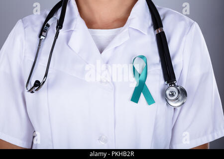 Doktor mit Teal Ribbon Unterstützung von Eierstockkrebs Bewusstsein Stockfoto