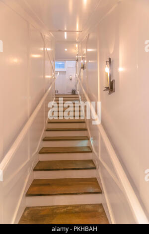 Weiß glänzende Wände die Treppe im Hotel Stockfoto