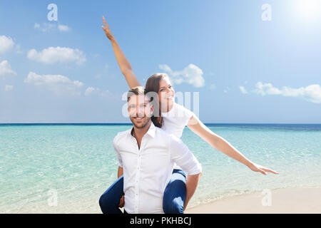 Porträt einer schönen jungen Paar beim sonnigen Tag am Strand Stockfoto