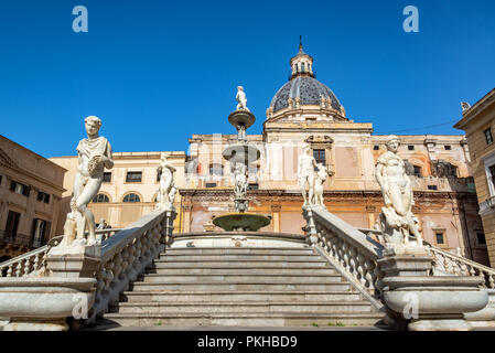 Praetorian Brunnen in Palermo, Italien mit der St. Catherine Kirche im Hintergrund Stockfoto