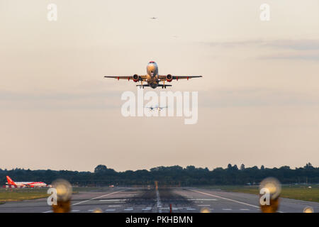 Flughafen Gatwick, England, Großbritannien - 13 September 2018: Ansicht direkt auf der Startbahn wie ein Flugzeug von easyJet Airlines vom Flughafen Gatwick entfernt. Stockfoto