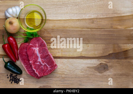 Rotes Fleisch auf einem hölzernen Platte Stockfoto