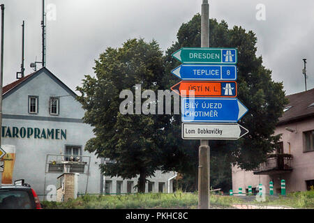 Mehrere Verkehrszeichen an der EU-Grenze von Ungarn und Deutschland in der Nähe der Autobahn in Richtung Teplice und Dresden Stockfoto