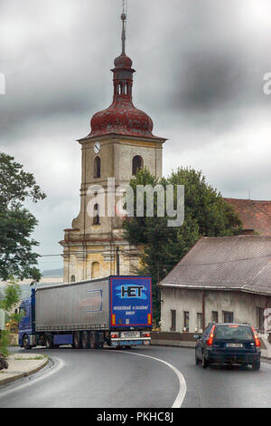 Durch eine kleine deutsche Stadt, die an einem stürmischen Tag hinter einer großen lorrie fahren, Richtung Autobahn für Berlin, Deutschland Stockfoto