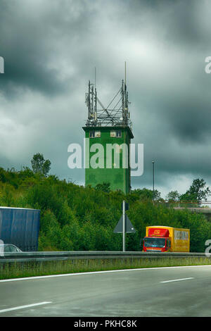 Jetzt verlassen Ddr Wachturm am Rande der Autobahn in der Nähe von Dresden in Deutschland Stockfoto