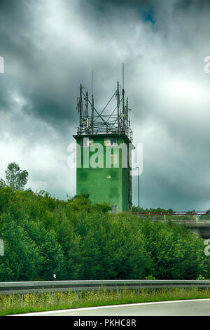 Jetzt verlassen Ddr Wachturm am Rande der Autobahn in der Nähe von Dresden in Deutschland an einem regnerischen Tag Stockfoto