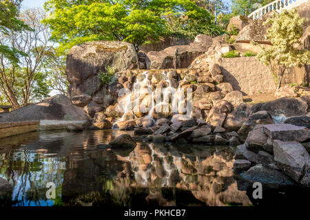 Salto/SP/Brasilien - September 8, 2018: kleiner Wasserfall im Park "Lavras' Stockfoto