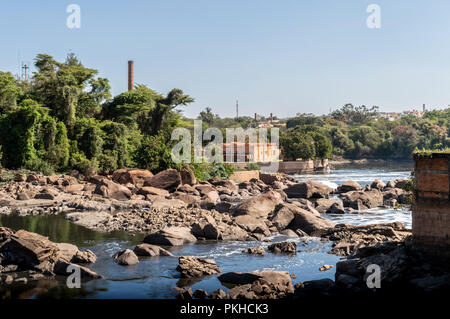 Salto/SP/Brasilien - September 8, 2018: Die alten industriellen Bau von der Tietê River, eine der Attraktionen in der touristischen Komplex in der Stadt Stockfoto