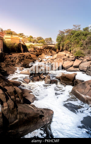 Salto/SP/Brasilien - September 8, 2018: Blick auf das 'Tietê "Fluss mit geringer Strömung von Wasser aufgrund der trockenen Jahreszeit Stockfoto